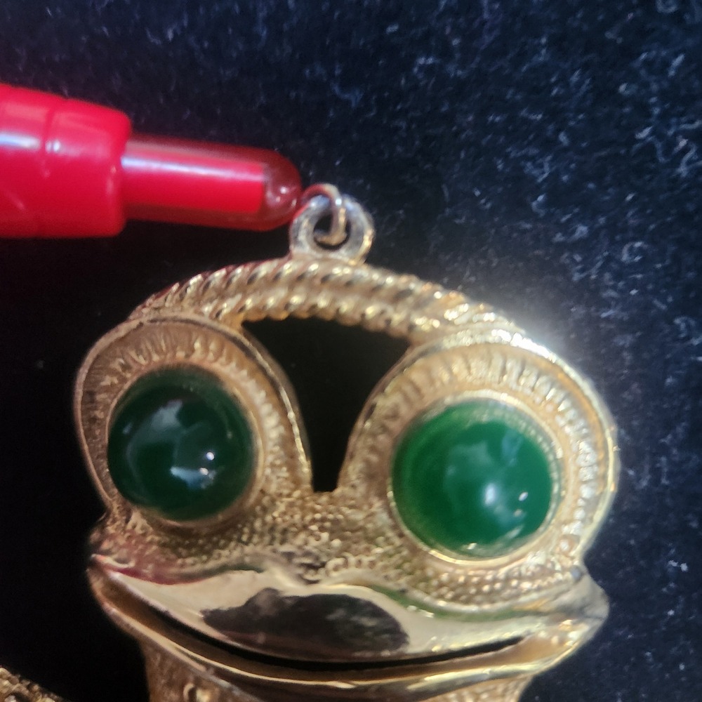 Vintage Chunky Gold Tone Frog Toad Pendant Green Cabochon Eyes Textured Animal - Picture 4 of 9